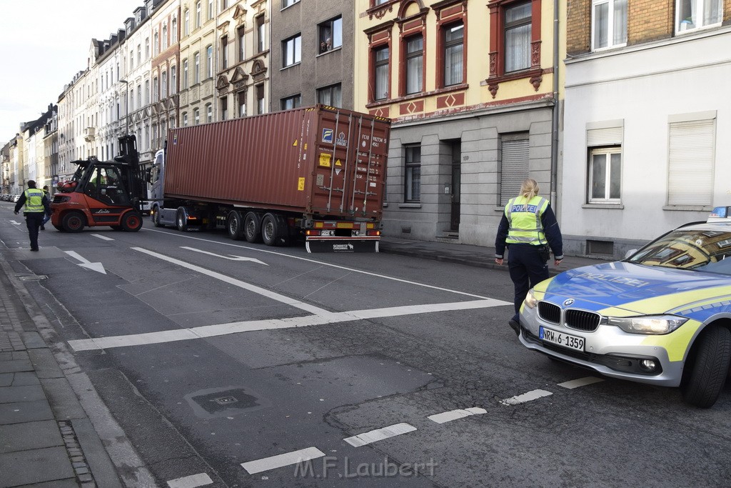 LKW gegen Bruecke wegen Rettungsgasse Koeln Muelheim P45.JPG - Miklos Laubert